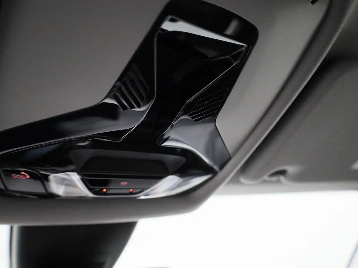 118i Business Edition | Automaat | Apple Carplay / Android Auto | Navigatie | Virtual Cockpit | Achteruitrijcamera | Climate Control | Cruise Control | Lichtmetalen Velgen |