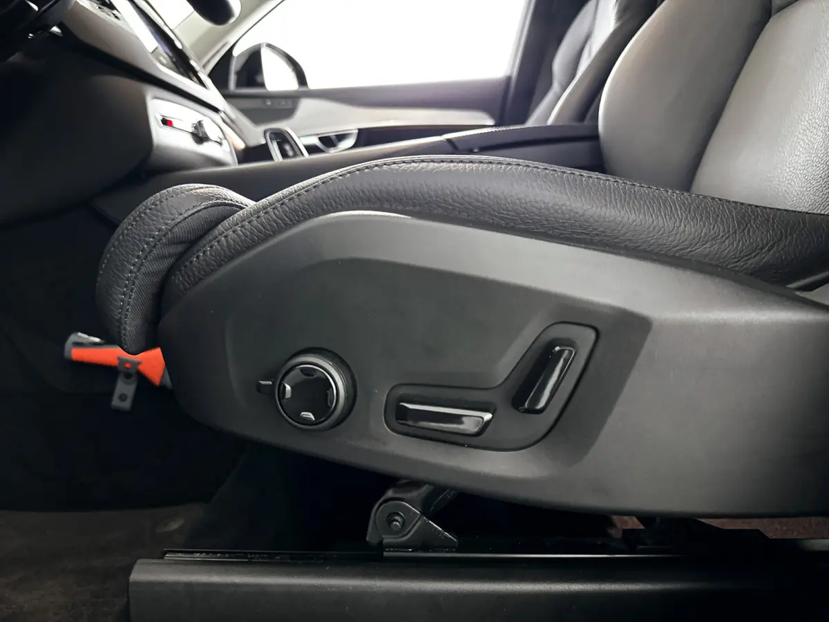 T8 Recharge AWD Ultimate Dark | SOH 95% | Panoramadak | 360° camera | Luchtvering | Harman Kardon | Head-up display | Stoel- en stuurverwarming | Trekhaak