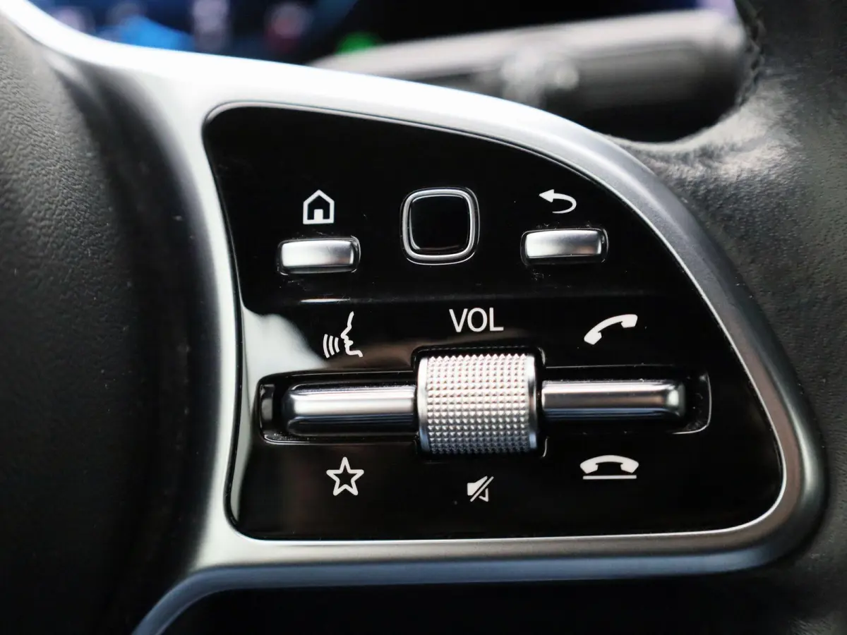 180 Business Solution Luxury | Automaat | Apple Carplay/Android Auto | Trekhaak | Sfeerverlichting | Climate Control | Achteruitrijcamera | Lederen Bekleding | Lichtmetalen Velgen |