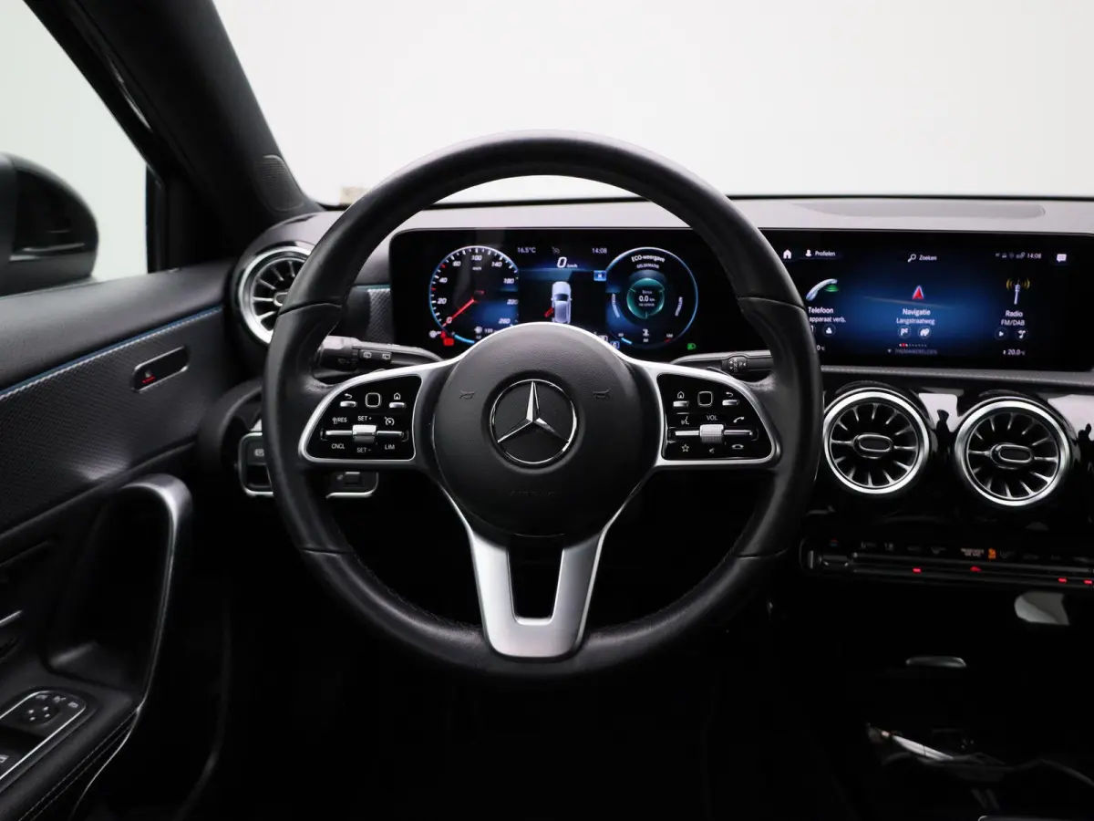 180 Business Solution Luxury | Automaat | Apple Carplay/Android Auto | Trekhaak | Sfeerverlichting | Climate Control | Achteruitrijcamera | Lederen Bekleding | Lichtmetalen Velgen |