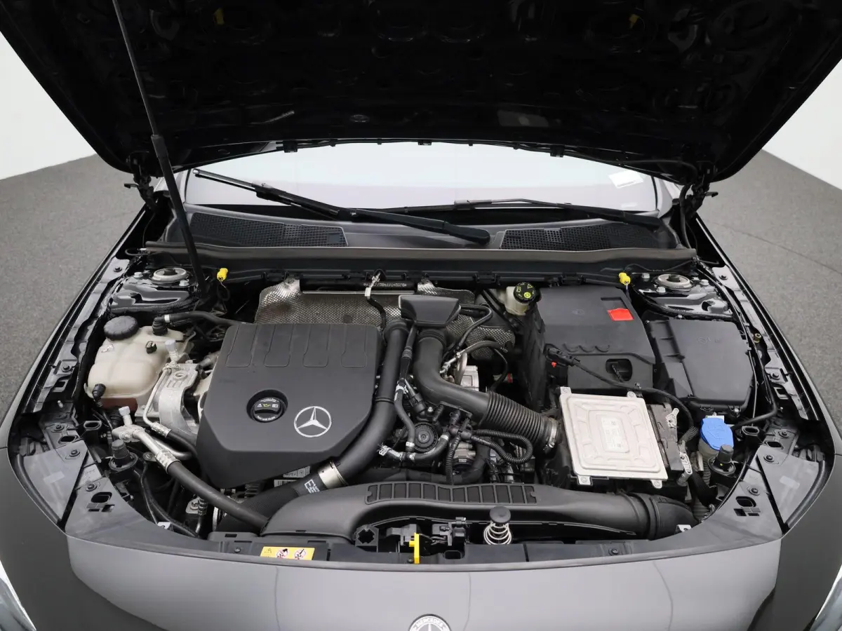180 Business Solution Luxury | Automaat | Apple Carplay/Android Auto | Trekhaak | Sfeerverlichting | Climate Control | Achteruitrijcamera | Lederen Bekleding | Lichtmetalen Velgen |