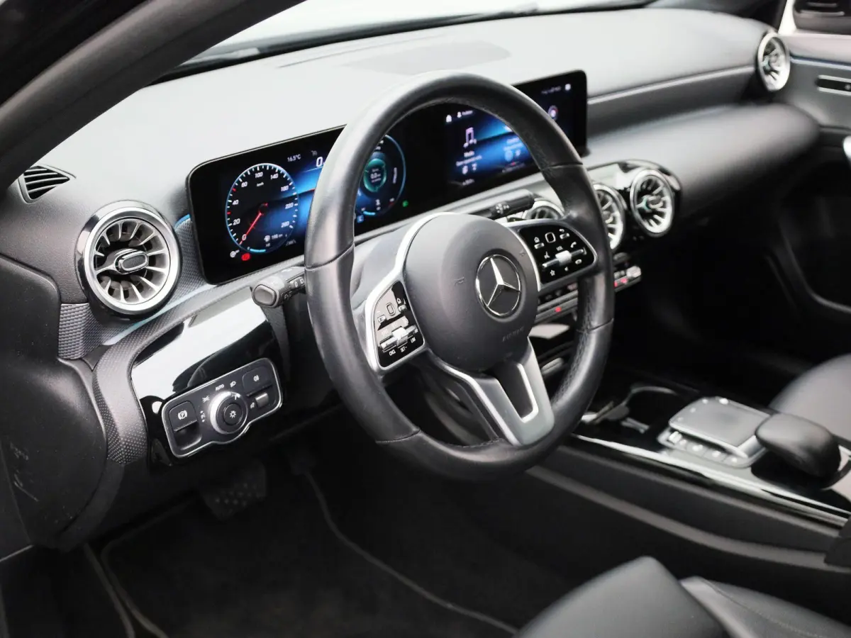 180 Business Solution Luxury | Automaat | Apple Carplay/Android Auto | Trekhaak | Sfeerverlichting | Climate Control | Achteruitrijcamera | Lederen Bekleding | Lichtmetalen Velgen |