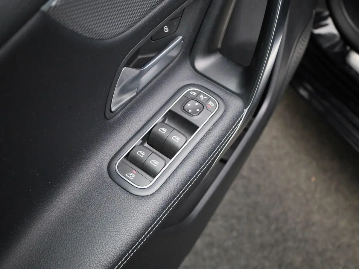 180 Business Solution Luxury | Automaat | Apple Carplay/Android Auto | Trekhaak | Sfeerverlichting | Climate Control | Achteruitrijcamera | Lederen Bekleding | Lichtmetalen Velgen |