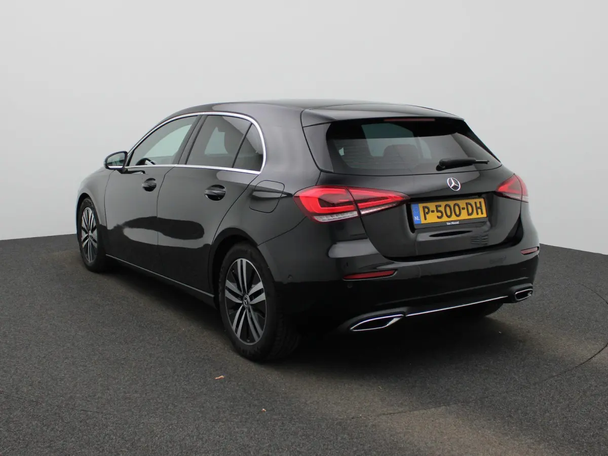 180 Business Solution Luxury | Automaat | Apple Carplay/Android Auto | Trekhaak | Sfeerverlichting | Climate Control | Achteruitrijcamera | Lederen Bekleding | Lichtmetalen Velgen |