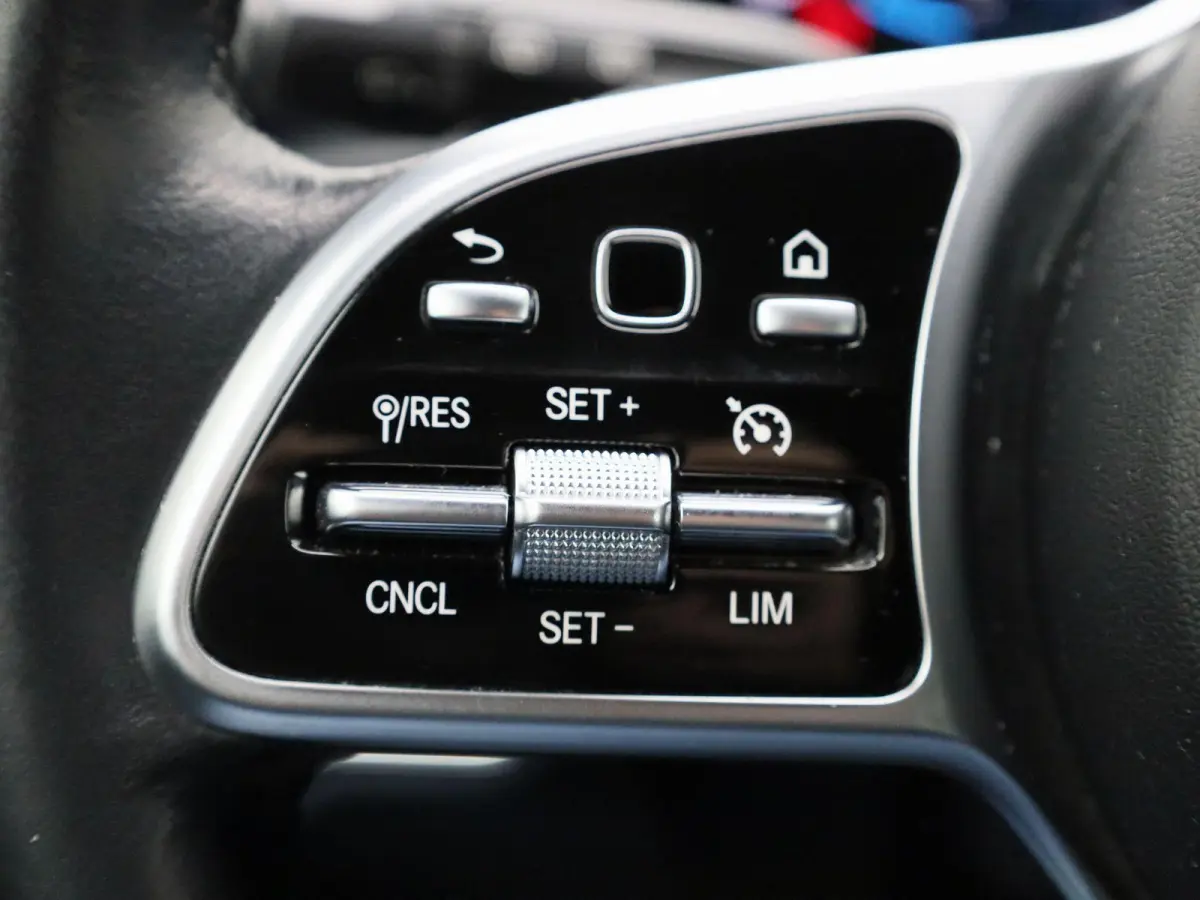 180 Business Solution Luxury | Automaat | Apple Carplay/Android Auto | Trekhaak | Sfeerverlichting | Climate Control | Achteruitrijcamera | Lederen Bekleding | Lichtmetalen Velgen |