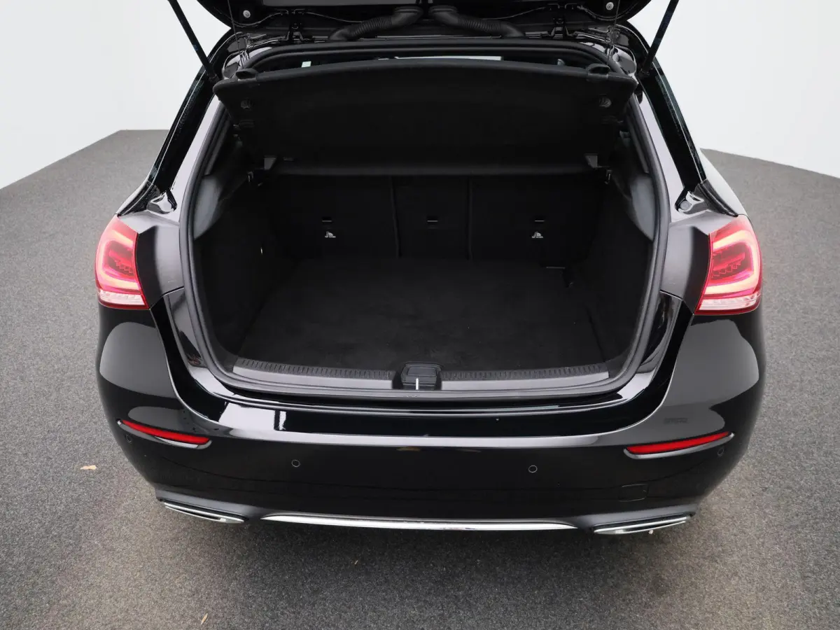 180 Business Solution Luxury | Automaat | Apple Carplay/Android Auto | Trekhaak | Sfeerverlichting | Climate Control | Achteruitrijcamera | Lederen Bekleding | Lichtmetalen Velgen |
