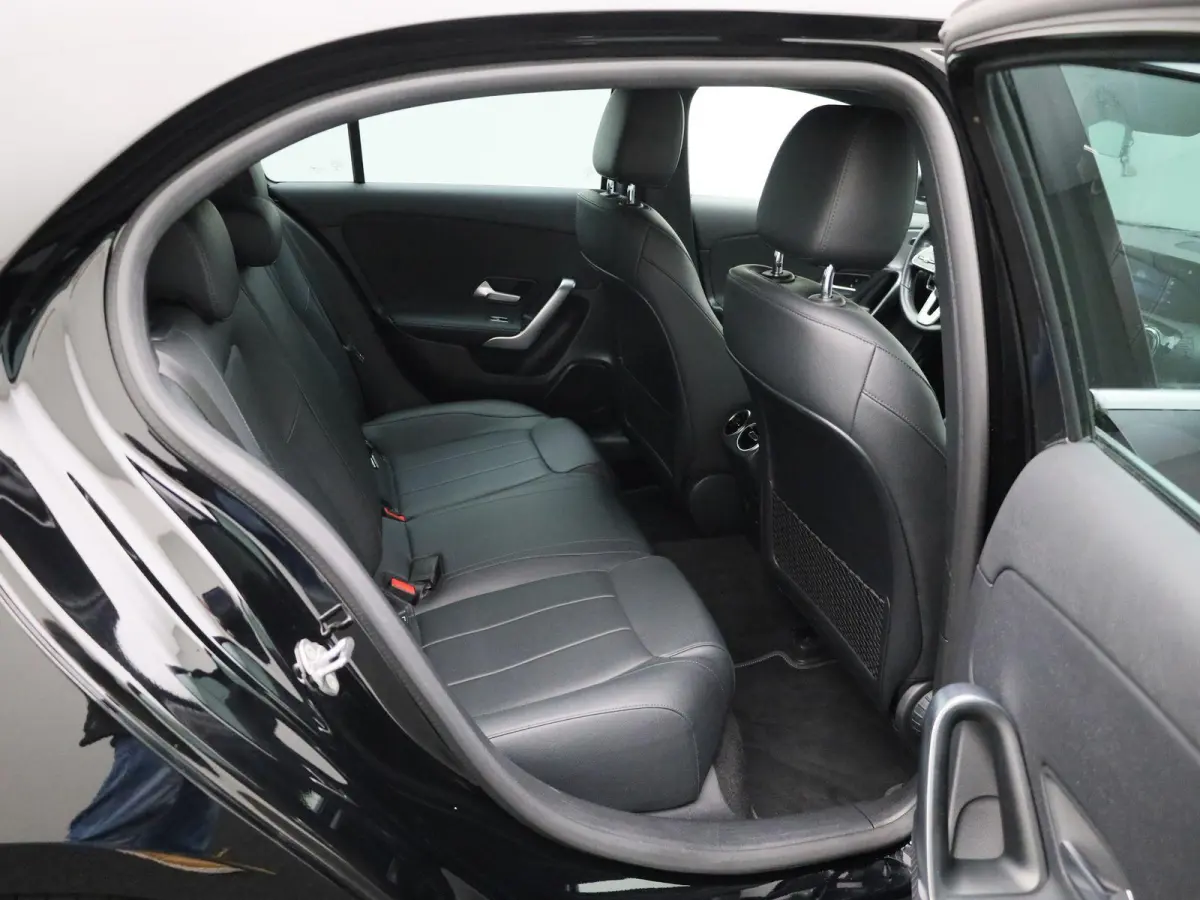 180 Business Solution Luxury | Automaat | Apple Carplay/Android Auto | Trekhaak | Sfeerverlichting | Climate Control | Achteruitrijcamera | Lederen Bekleding | Lichtmetalen Velgen |