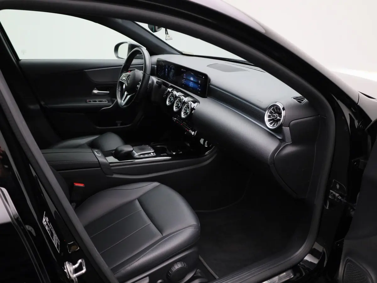180 Business Solution Luxury | Automaat | Apple Carplay/Android Auto | Trekhaak | Sfeerverlichting | Climate Control | Achteruitrijcamera | Lederen Bekleding | Lichtmetalen Velgen |