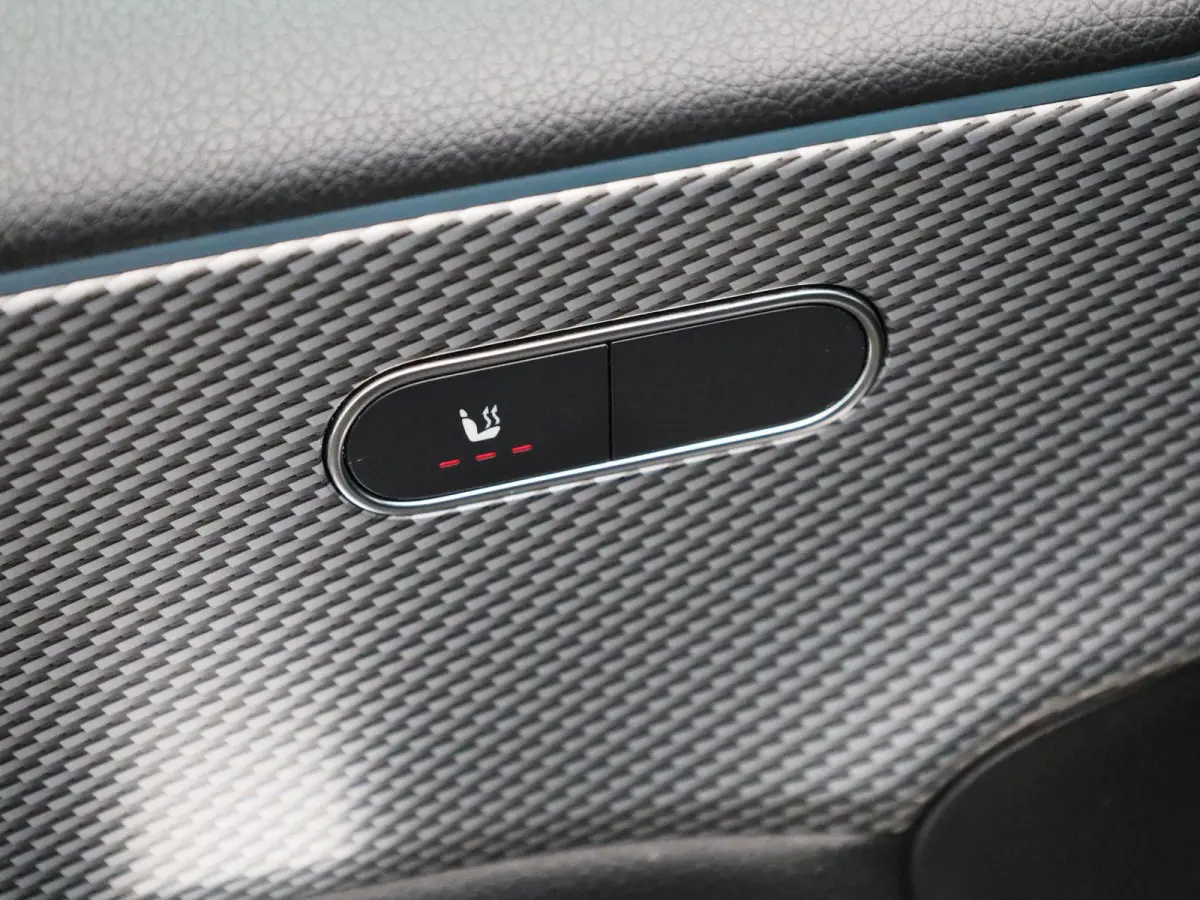 180 Business Solution Luxury | Automaat | Apple Carplay/Android Auto | Trekhaak | Sfeerverlichting | Climate Control | Achteruitrijcamera | Lederen Bekleding | Lichtmetalen Velgen |