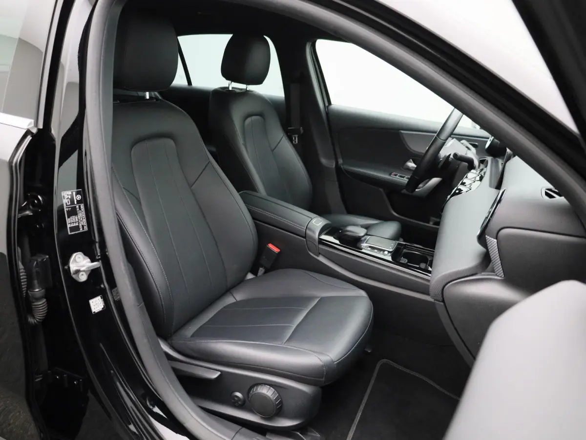 180 Business Solution Luxury | Automaat | Apple Carplay/Android Auto | Trekhaak | Sfeerverlichting | Climate Control | Achteruitrijcamera | Lederen Bekleding | Lichtmetalen Velgen |