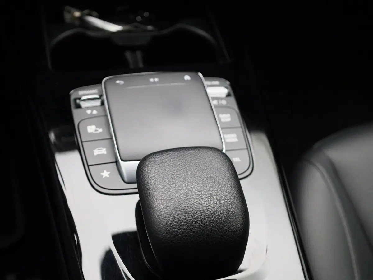 180 Business Solution Luxury | Automaat | Apple Carplay/Android Auto | Trekhaak | Sfeerverlichting | Climate Control | Achteruitrijcamera | Lederen Bekleding | Lichtmetalen Velgen |