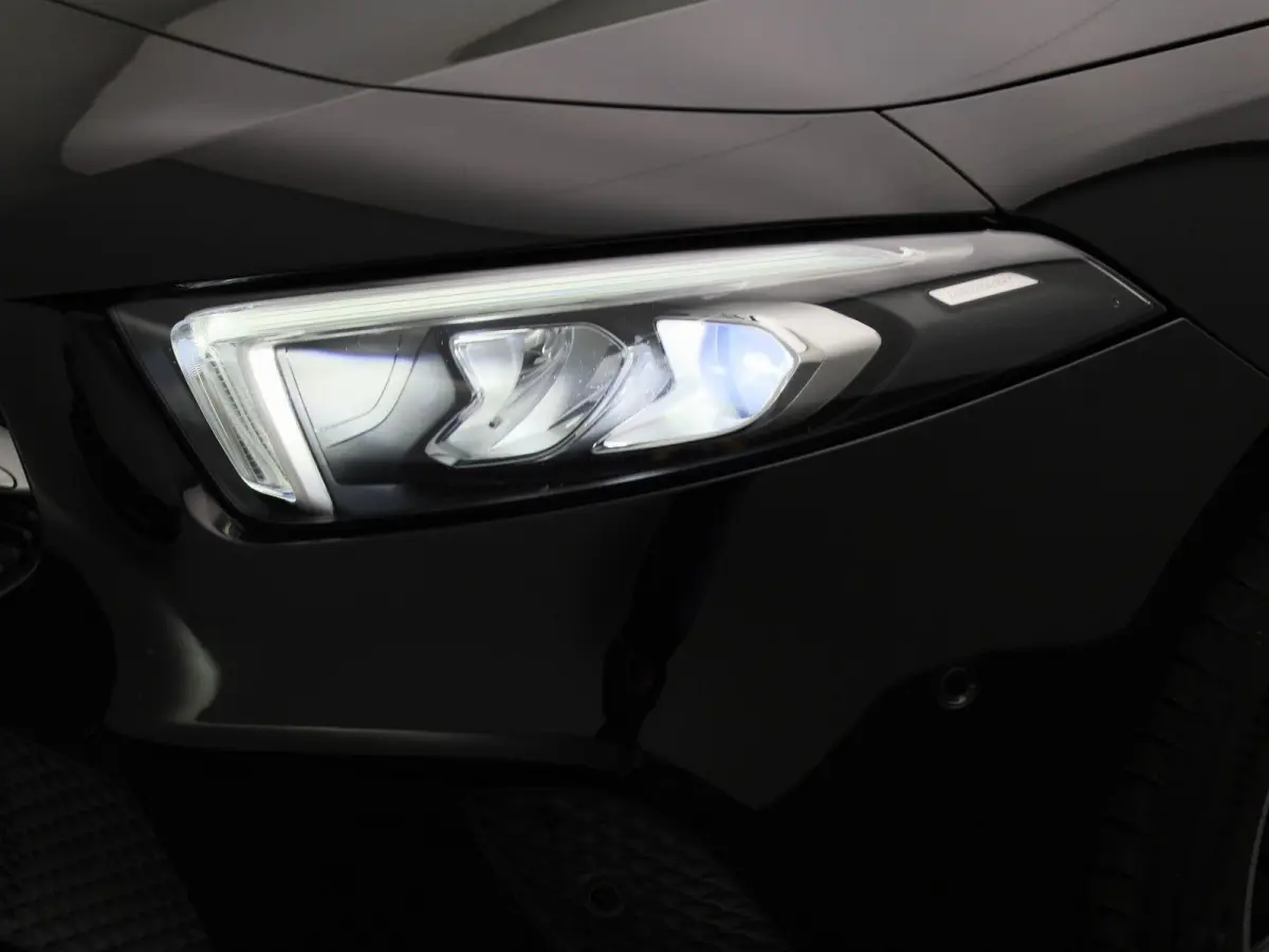 180 Business Solution Luxury | Automaat | Apple Carplay/Android Auto | Trekhaak | Sfeerverlichting | Climate Control | Achteruitrijcamera | Lederen Bekleding | Lichtmetalen Velgen |