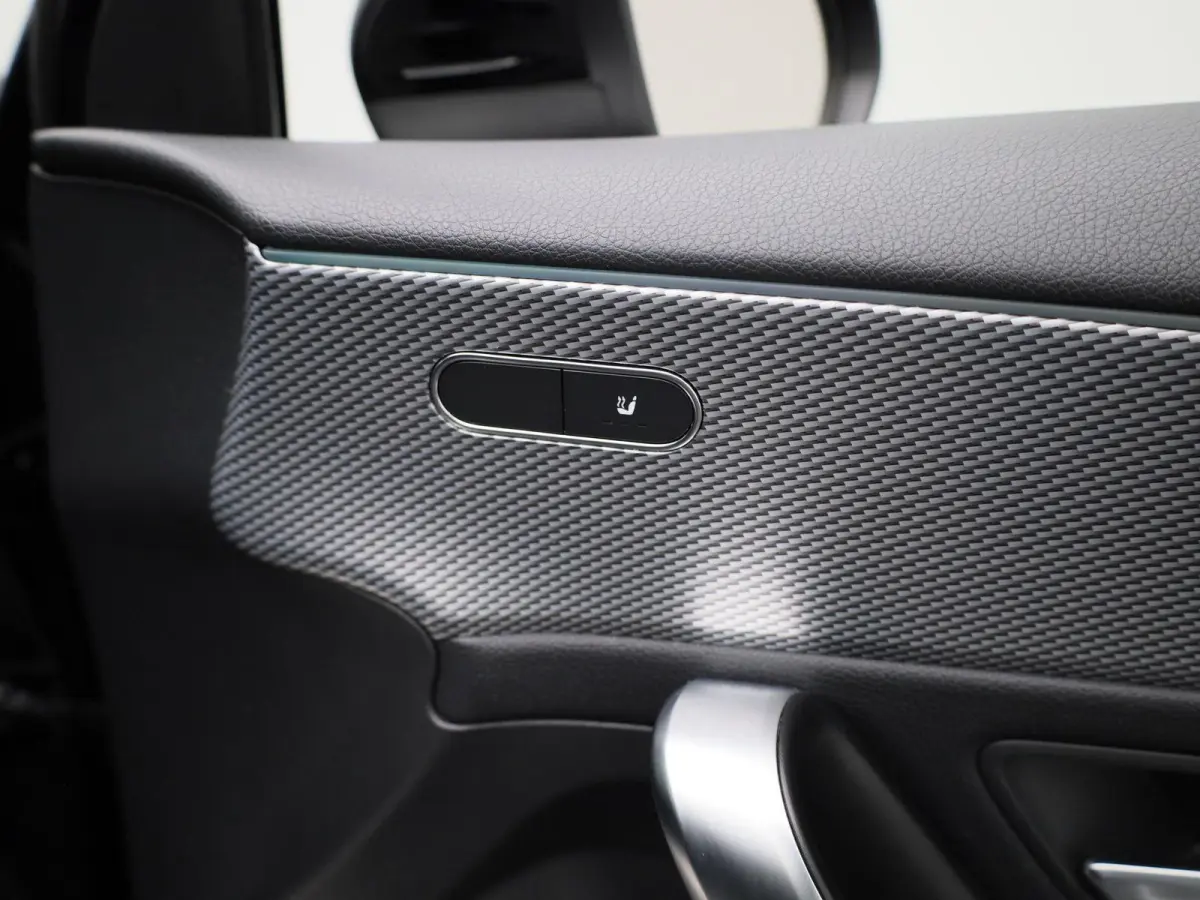 180 Business Solution Luxury | Automaat | Apple Carplay/Android Auto | Trekhaak | Sfeerverlichting | Climate Control | Achteruitrijcamera | Lederen Bekleding | Lichtmetalen Velgen |