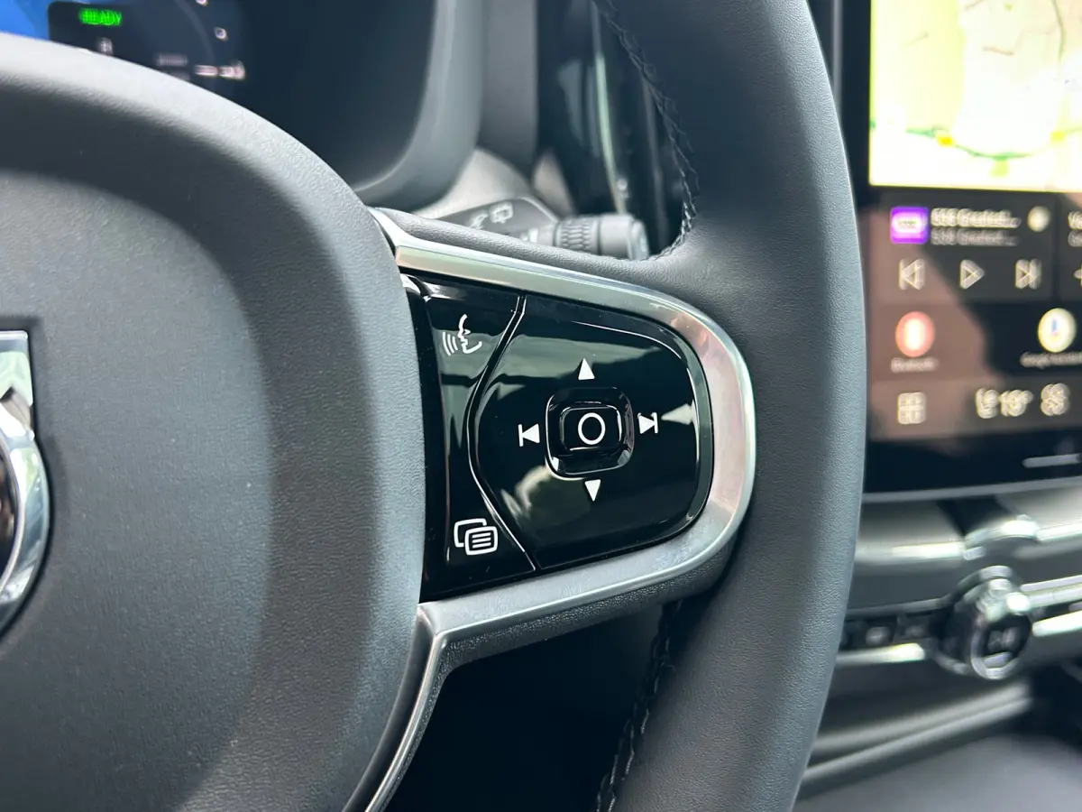 2.0 T6 Plug-in hybrid AWD Plus Black Edition | Luchtvering | Panoramadak | HU-Display | Trekhaak |