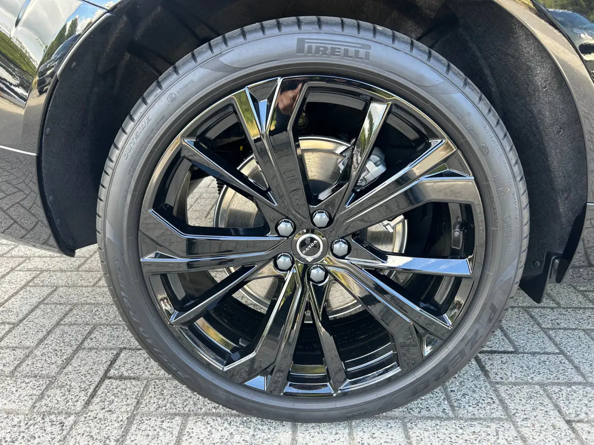 2.0 T6 Plug-in hybrid AWD Plus Black Edition | Luchtvering | Panoramadak | HU-Display | Trekhaak |