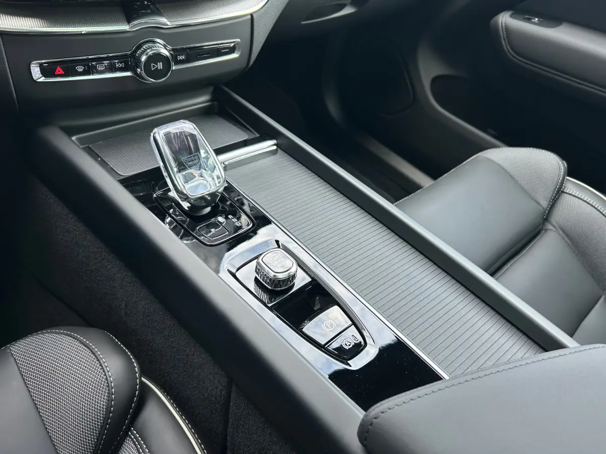 2.0 T6 Plug-in hybrid AWD Plus Black Edition | Luchtvering | Panoramadak | HU-Display | Trekhaak |
