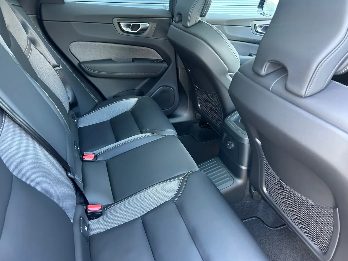 2.0 T6 Plug-in hybrid AWD Plus Black Edition | Luchtvering | Panoramadak | HU-Display | Trekhaak |