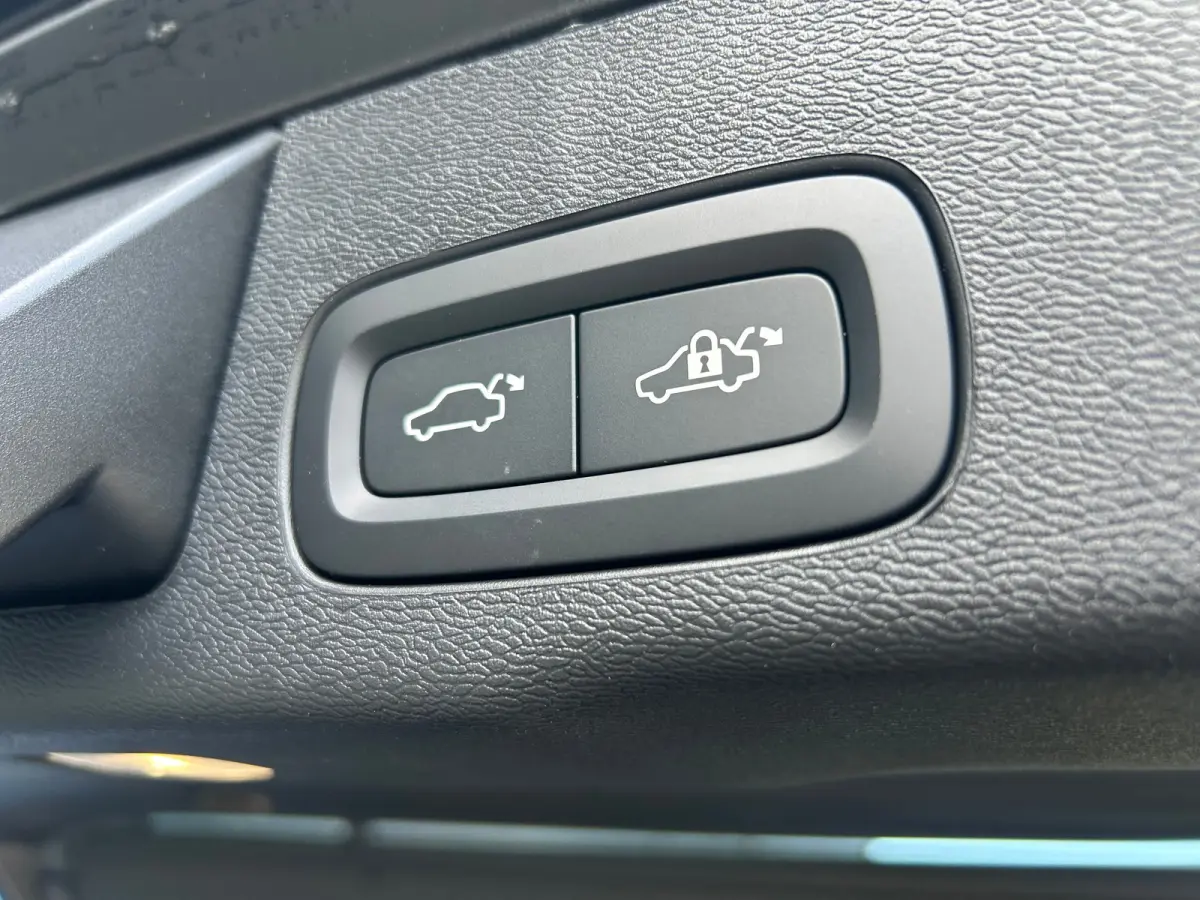 2.0 T6 Plug-in hybrid AWD Plus Black Edition | Luchtvering | Panoramadak | HU-Display | Trekhaak |