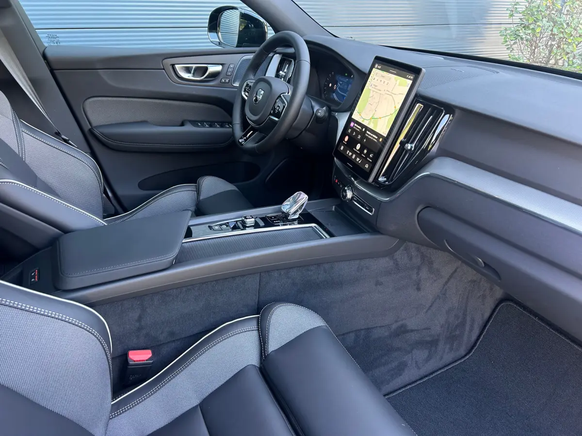 2.0 T6 Plug-in hybrid AWD Plus Black Edition | Luchtvering | Panoramadak | HU-Display | Trekhaak |