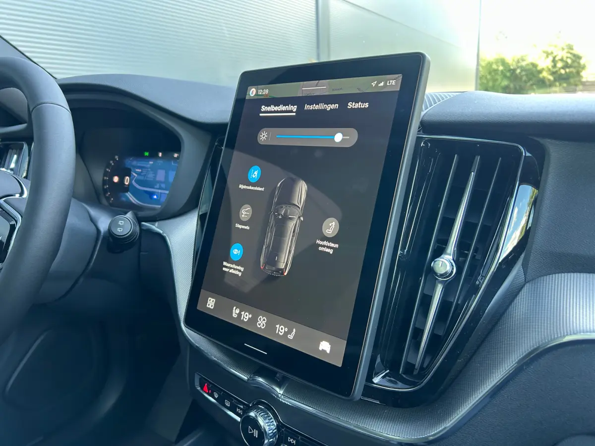 2.0 T6 Plug-in hybrid AWD Plus Black Edition | Luchtvering | Panoramadak | HU-Display | Trekhaak |