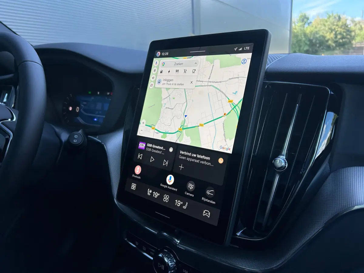 2.0 T6 Plug-in hybrid AWD Plus Black Edition | Luchtvering | Panoramadak | HU-Display | Trekhaak |