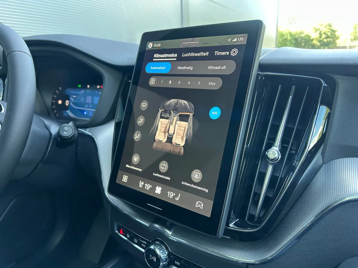 2.0 T6 Plug-in hybrid AWD Plus Black Edition | Luchtvering | Panoramadak | HU-Display | Trekhaak |