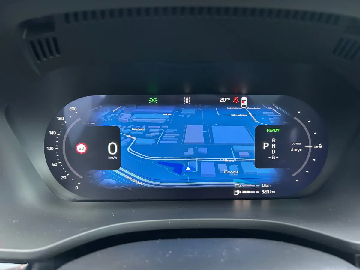 2.0 T6 Plug-in hybrid AWD Plus Black Edition | Luchtvering | Panoramadak | HU-Display | Trekhaak |
