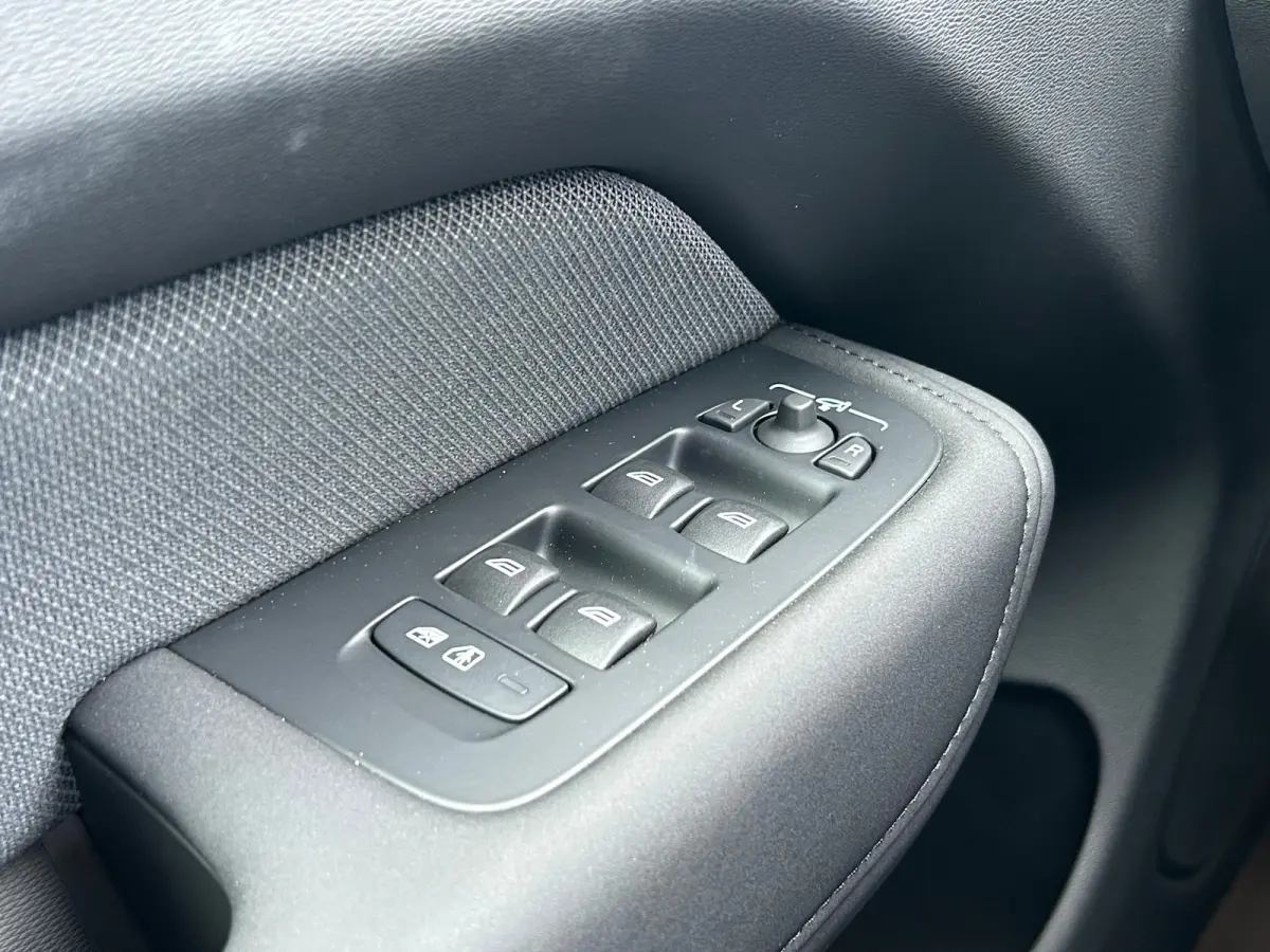 2.0 T6 Plug-in hybrid AWD Plus Black Edition | Luchtvering | Panoramadak | HU-Display | Trekhaak |