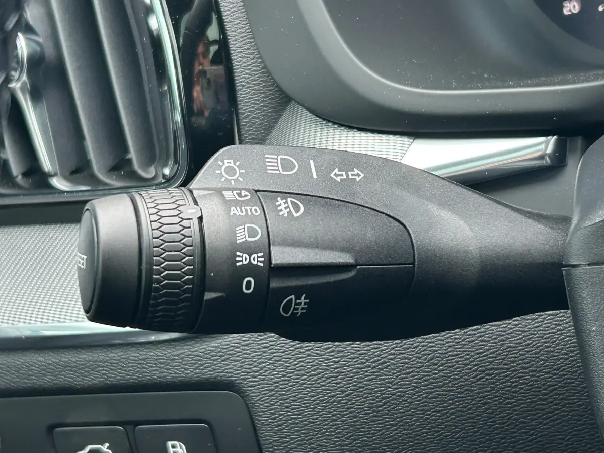 2.0 T6 Plug-in hybrid AWD Plus Black Edition | Luchtvering | Panoramadak | HU-Display | Trekhaak |