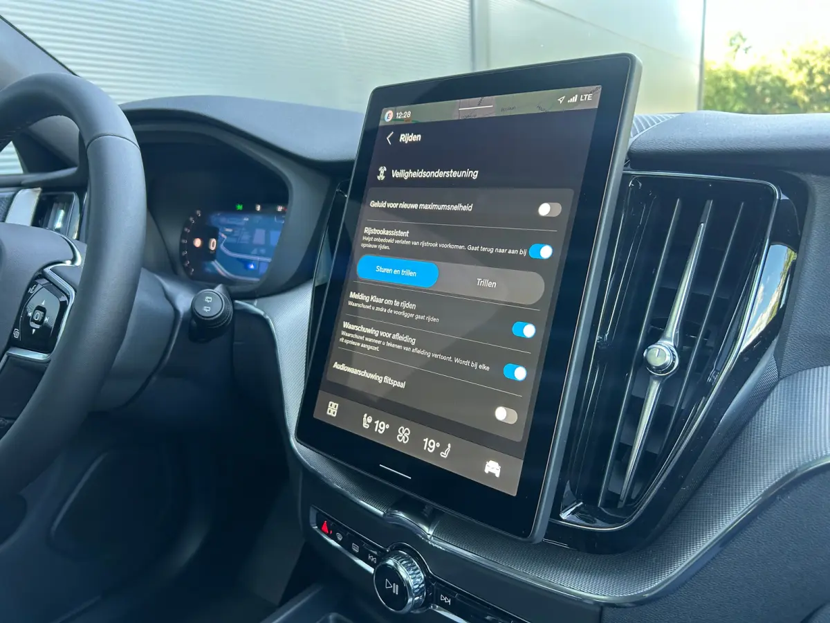 2.0 T6 Plug-in hybrid AWD Plus Black Edition | Luchtvering | Panoramadak | HU-Display | Trekhaak |