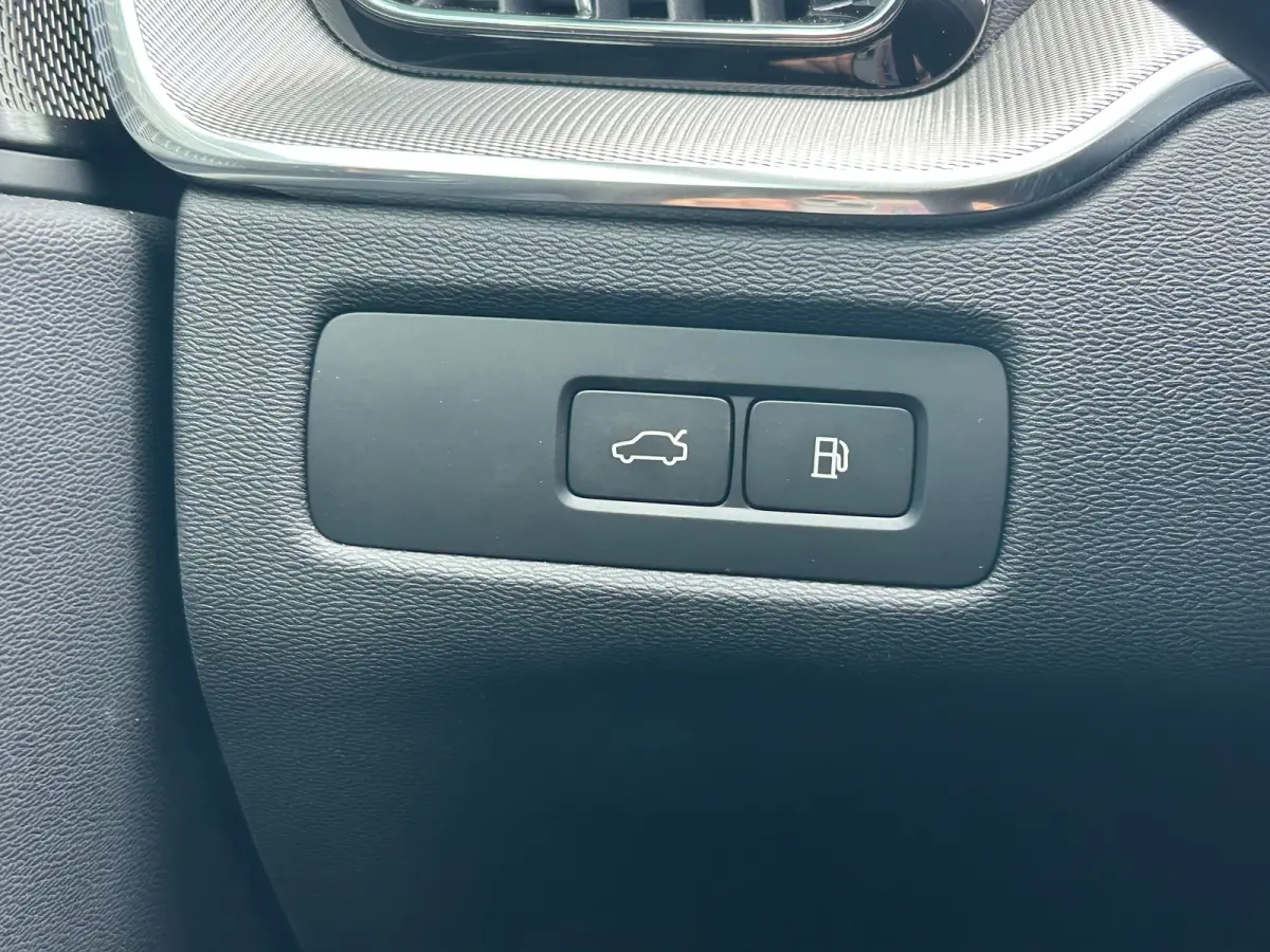 2.0 T6 Plug-in hybrid AWD Plus Black Edition | Luchtvering | Panoramadak | HU-Display | Trekhaak |