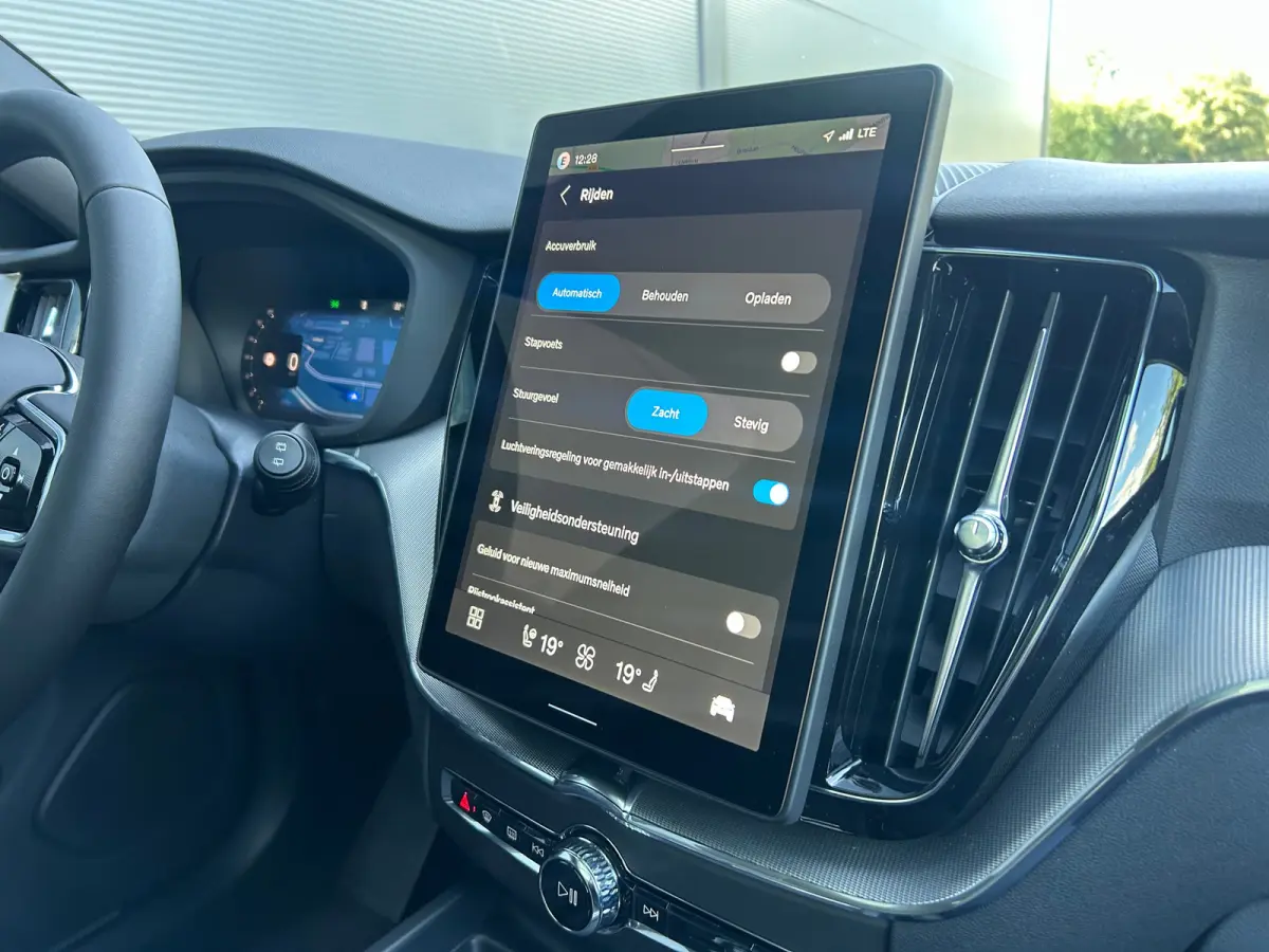 2.0 T6 Plug-in hybrid AWD Plus Black Edition | Luchtvering | Panoramadak | HU-Display | Trekhaak |