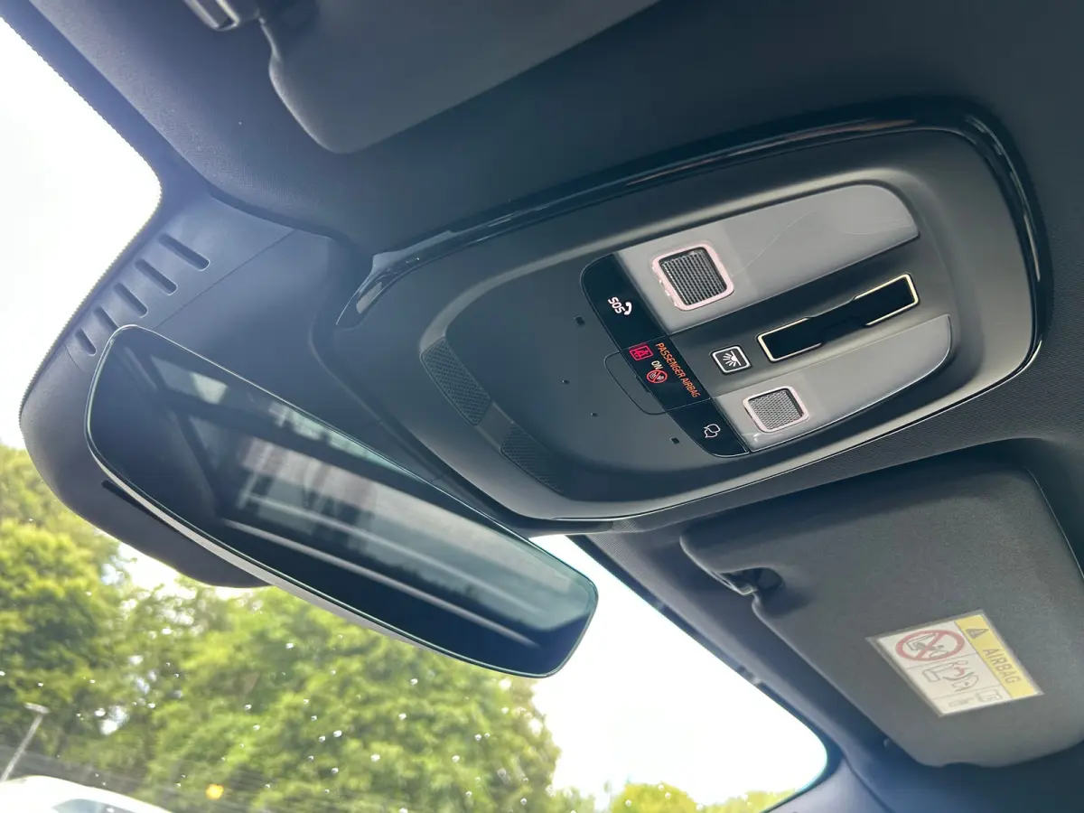 2.0 T6 Plug-in hybrid AWD Plus Black Edition | Luchtvering | Panoramadak | HU-Display | Trekhaak |