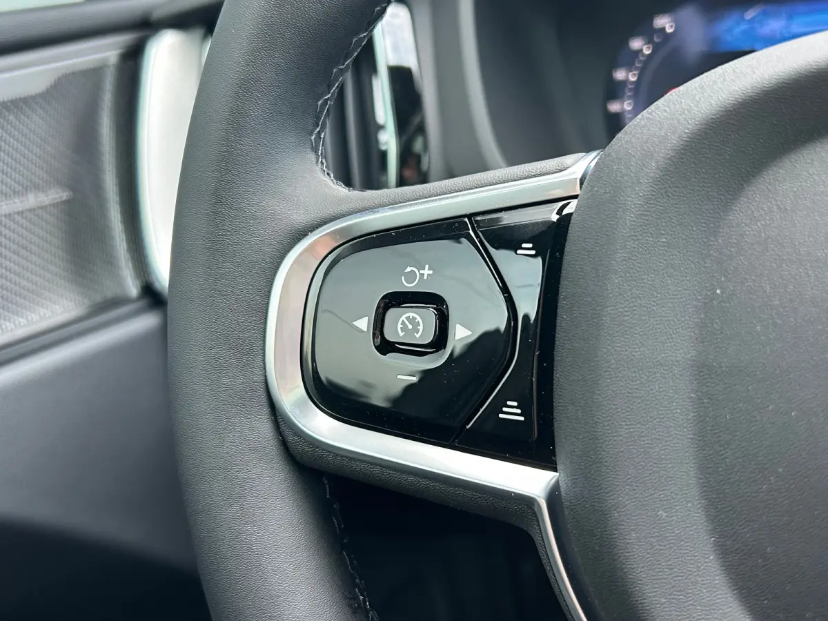 2.0 T6 Plug-in hybrid AWD Plus Black Edition | Luchtvering | Panoramadak | HU-Display | Trekhaak |