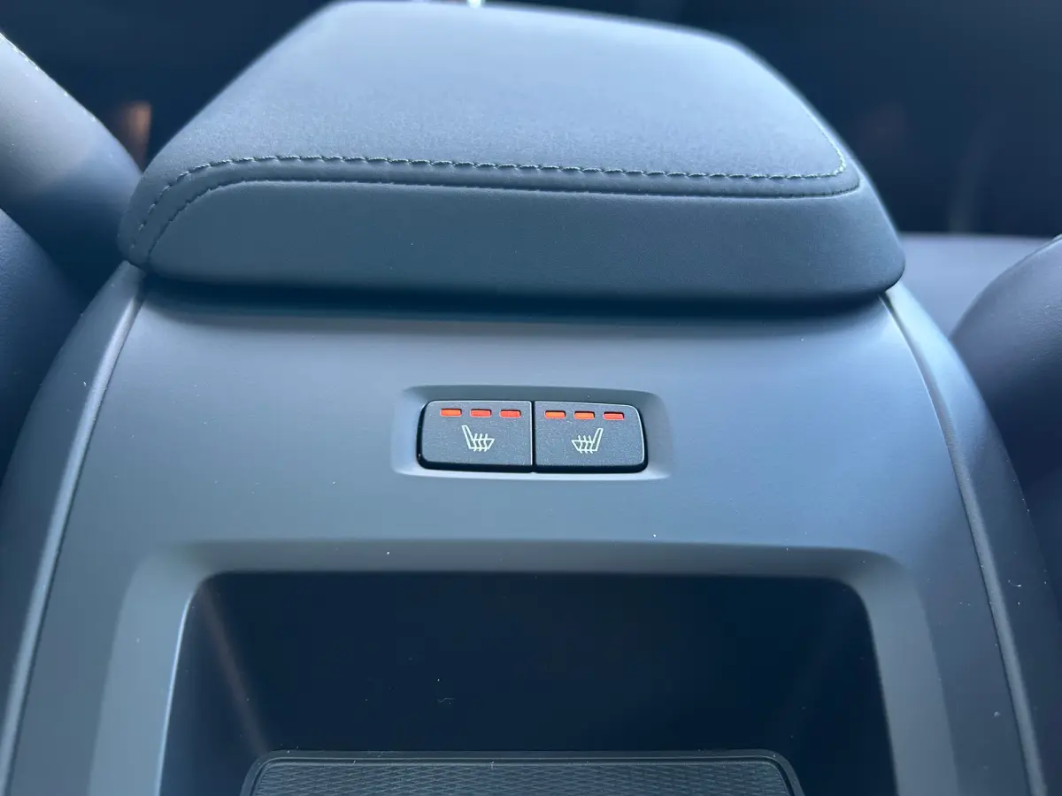 2.0 T6 Plug-in hybrid AWD Plus Black Edition | Luchtvering | Panoramadak | HU-Display | Trekhaak |