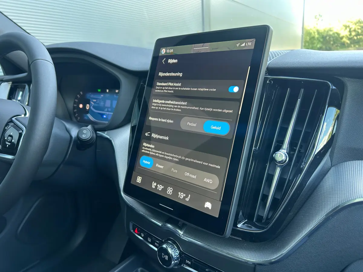 2.0 T6 Plug-in hybrid AWD Plus Black Edition | Luchtvering | Panoramadak | HU-Display | Trekhaak |