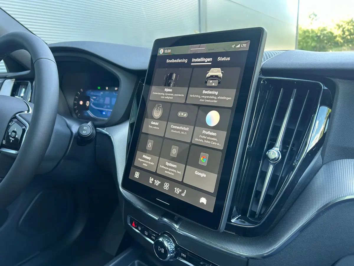 2.0 T6 Plug-in hybrid AWD Plus Black Edition | Luchtvering | Panoramadak | HU-Display | Trekhaak |