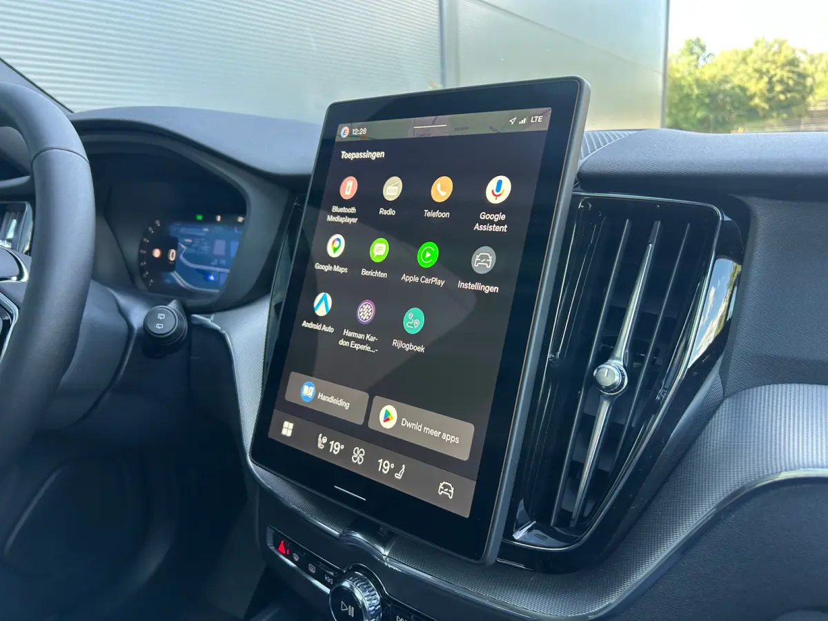 2.0 T6 Plug-in hybrid AWD Plus Black Edition | Luchtvering | Panoramadak | HU-Display | Trekhaak |