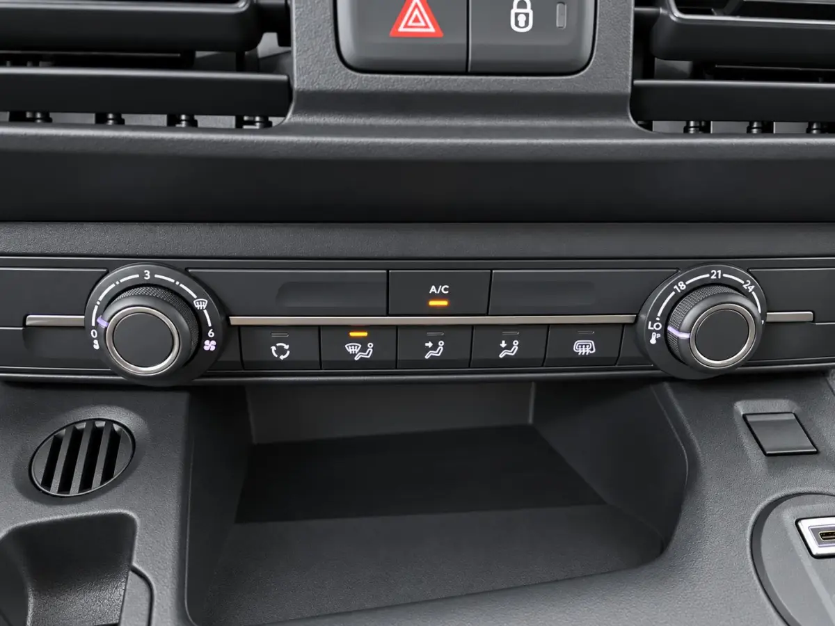 1.5 BlueHDi 130PK Automaat L2 Navigatie Apple Carplay / Android Auto DAB trekhaak Cruise Control Airco Houten bekleding laadruimte