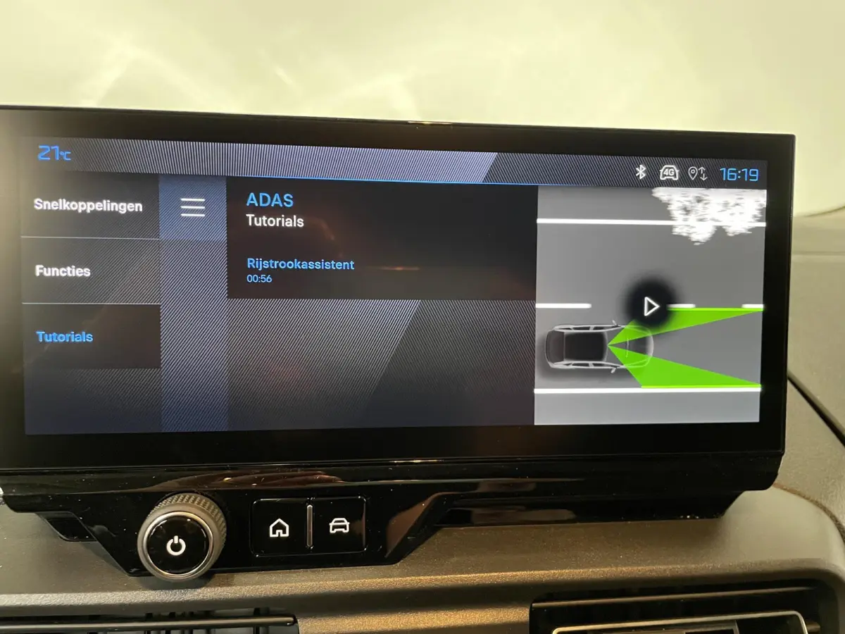 1.5 BlueHDi 130PK Automaat L2 Navigatie Apple Carplay / Android Auto DAB trekhaak Cruise Control Airco Houten bekleding laadruimte