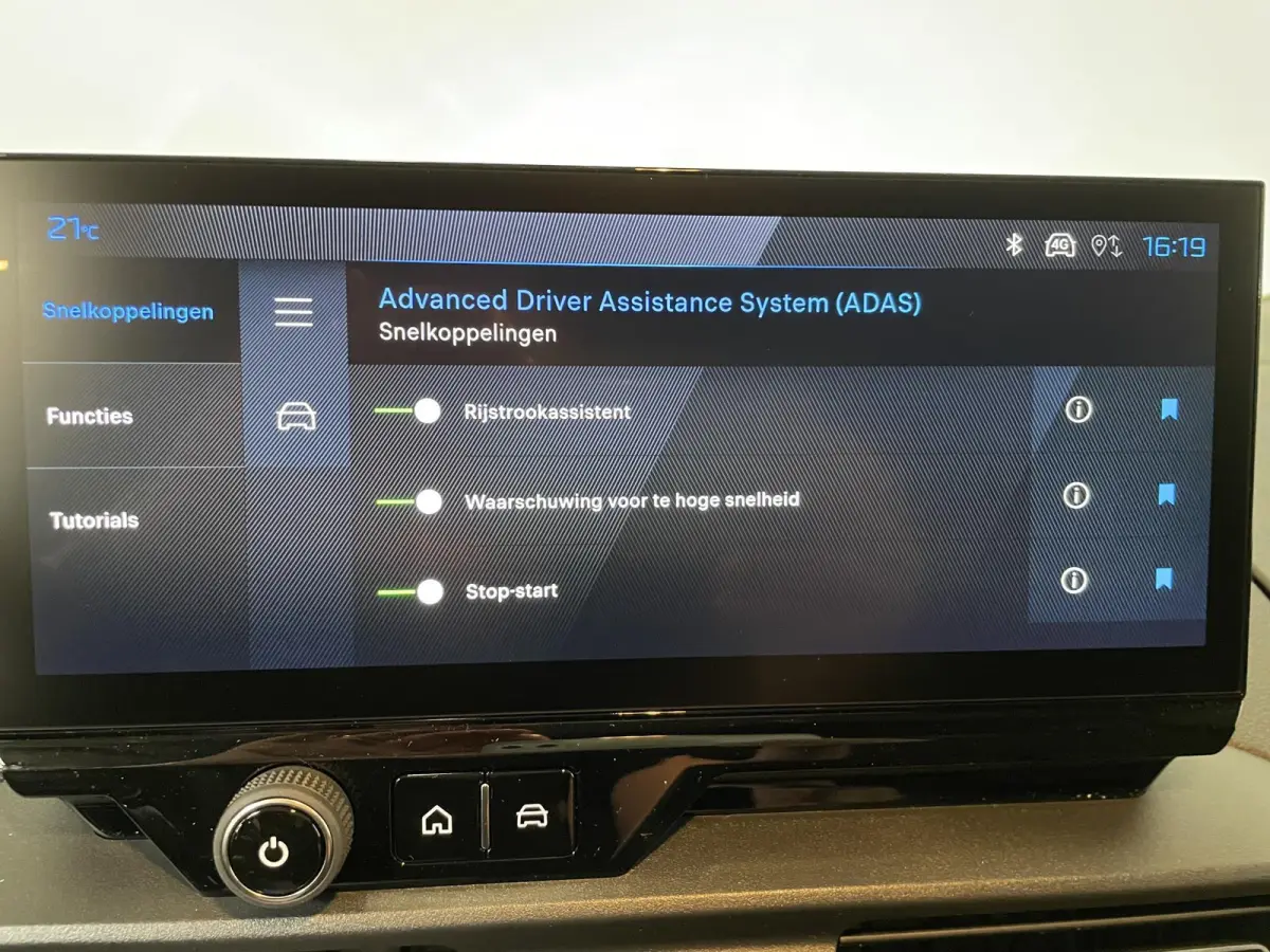 1.5 BlueHDi 130PK Automaat L2 Navigatie Apple Carplay / Android Auto DAB trekhaak Cruise Control Airco Houten bekleding laadruimte