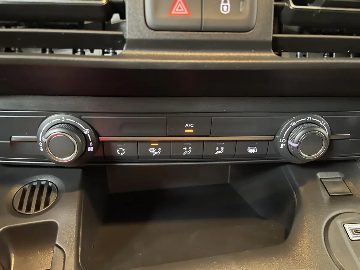 1.5 BlueHDi 130PK Automaat L2 Navigatie Apple Carplay / Android Auto DAB trekhaak Cruise Control Airco Houten bekleding laadruimte