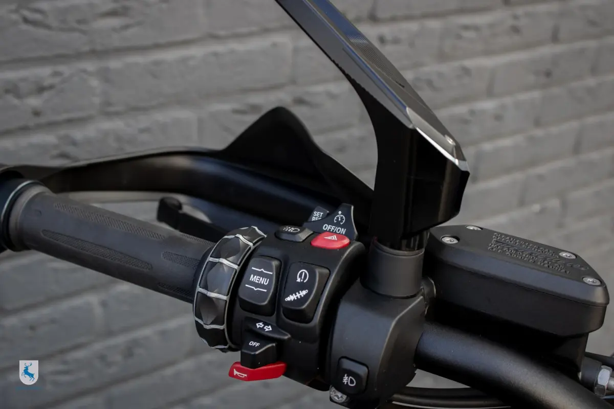 Triple Black / Van Harten Design / Akrapovic