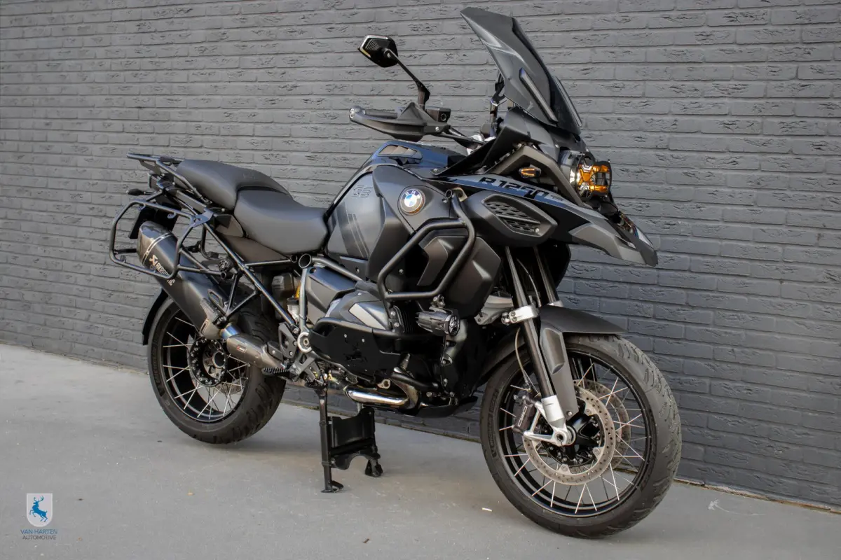 Triple Black / Van Harten Design / Akrapovic