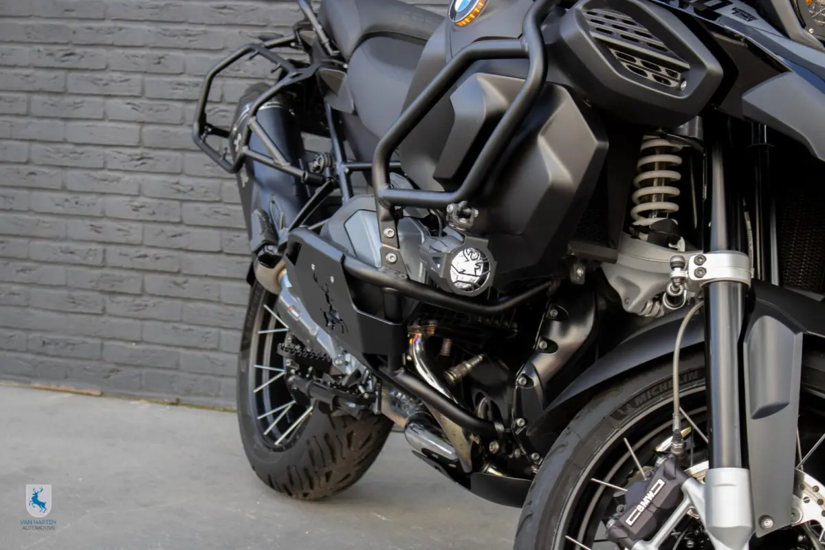 Triple Black / Van Harten Design / Akrapovic
