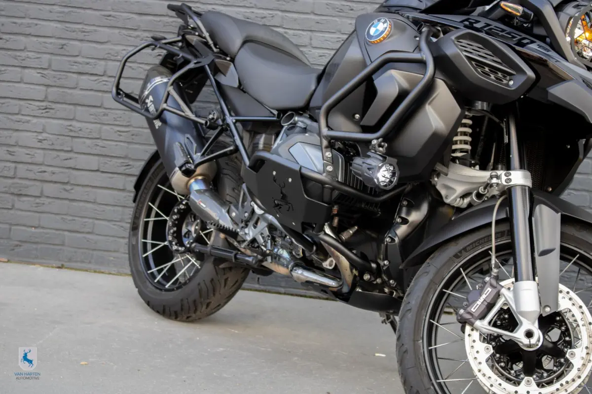 Triple Black / Van Harten Design / Akrapovic