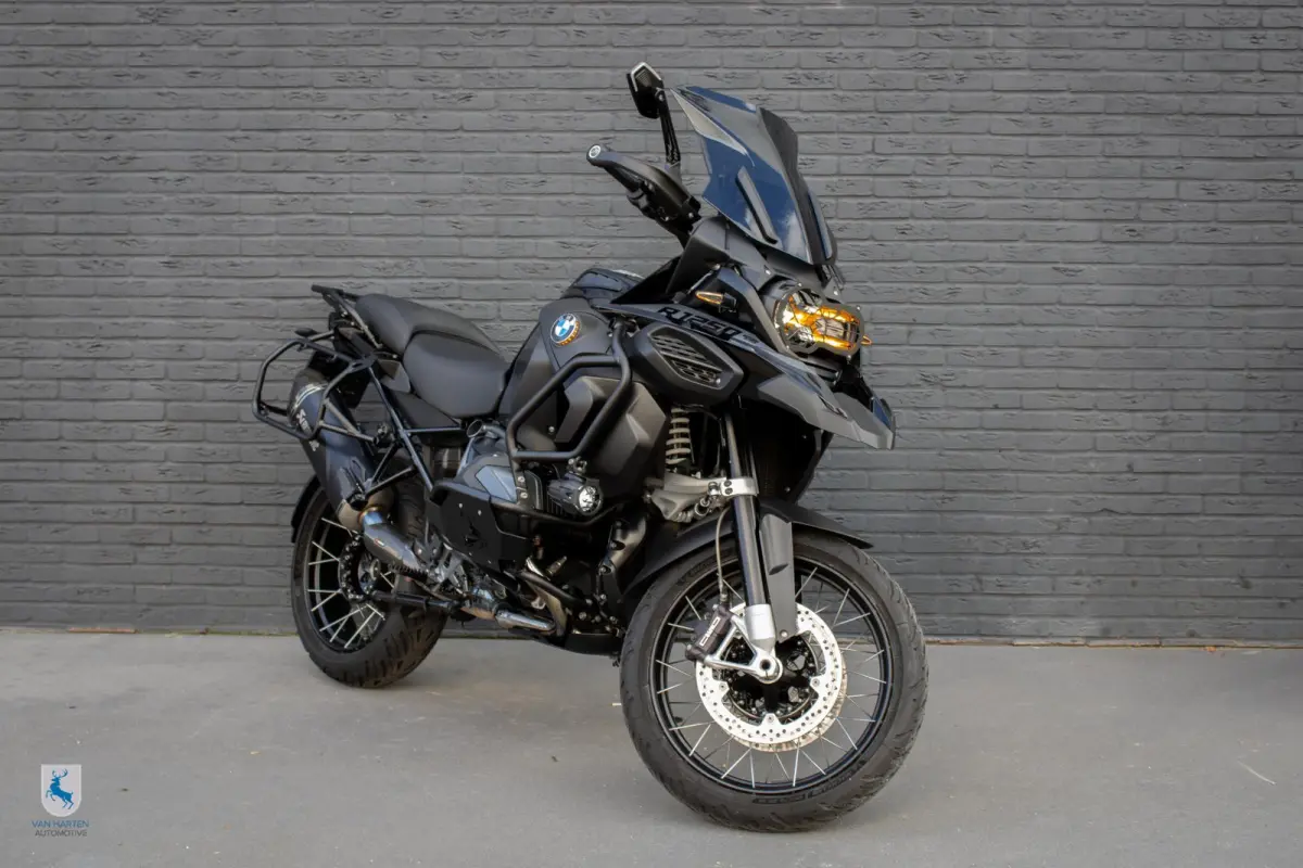 Triple Black / Van Harten Design / Akrapovic