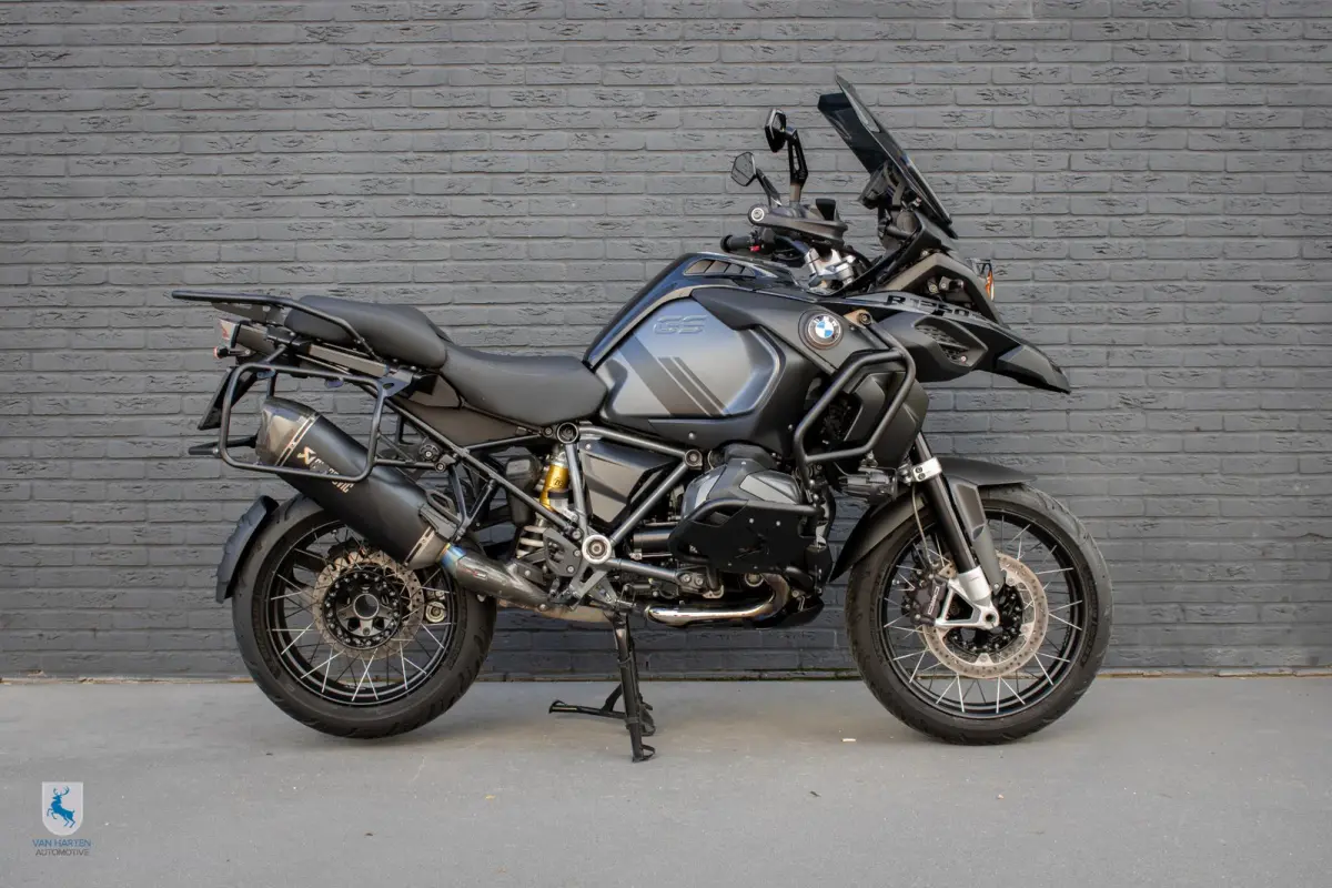 Triple Black / Van Harten Design / Akrapovic