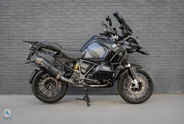 Triple Black / Van Harten Design / Akrapovic