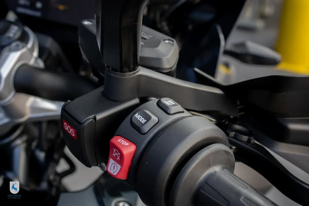 Triple Black / Van Harten Design / Akrapovic